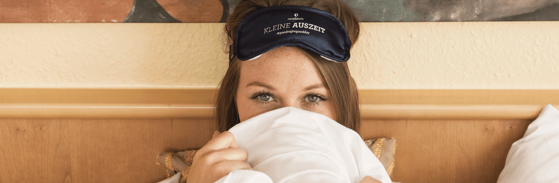 Damen mit Schlafmaske Hotel Düsseldorf