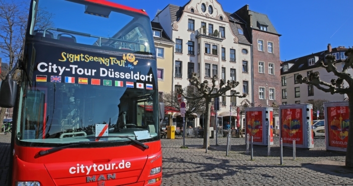 Hop on hop off Bus in der Altstadt Düsseldorf