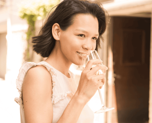 Rüdesheim Frau mit Weinglas