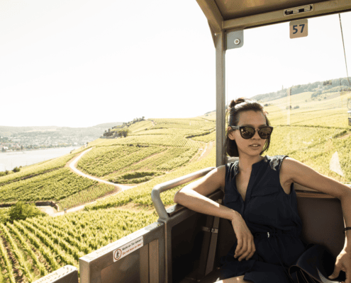 Rüdesheim Frau im Weinanbaugebiet